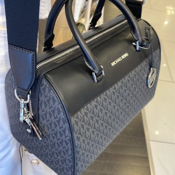 MICHAEL KORS TRAVEL MEDIUM DUFFLE SATCHEL / CROSSBODY BAG BLACK SIGNATURE COLOR - Picture 5 of 16